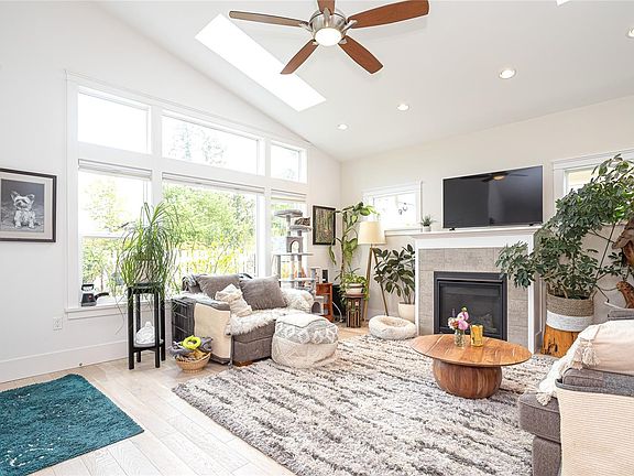 5th image of 322 Edgewood Cres