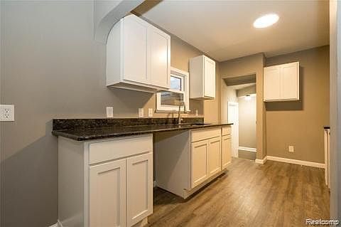 5th image of 23106 Melville Ave