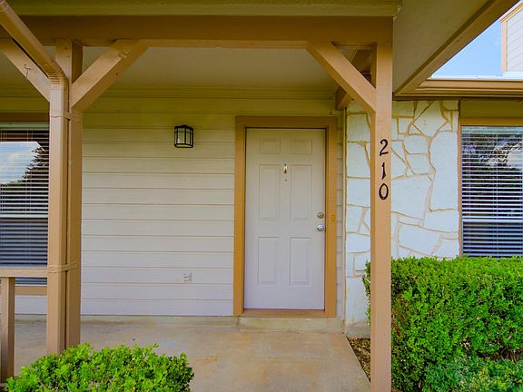 3rd image of 210 Cibolo Crossing Dr