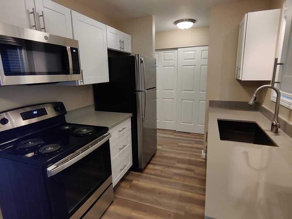 1st image of 10835 NE 68th St #202
