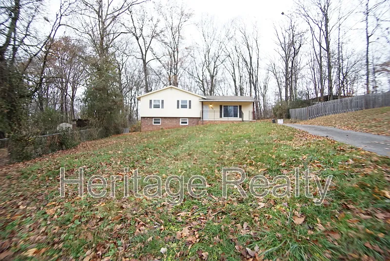4 bed, 2.0 bath, 1926 sqft, $2,300 — Photo 2