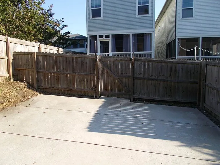 1015B Caldwell Ave #B — Photo 9