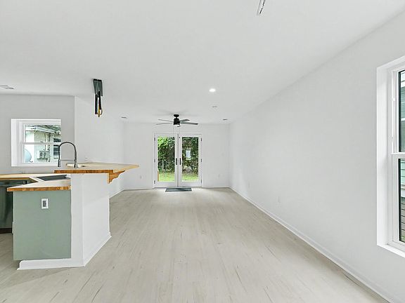 4th image of 2709 Henry St