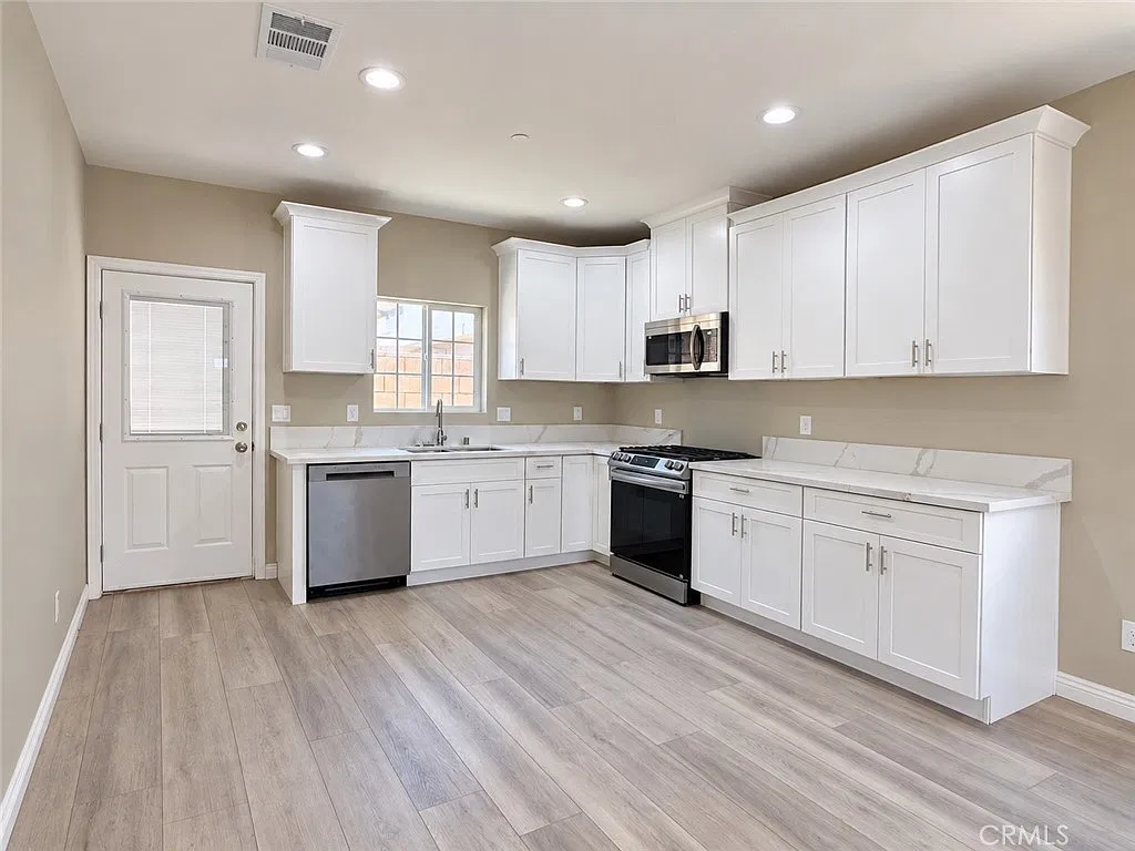 3 bed, 1170 sqft, $3,250 — Photo 3