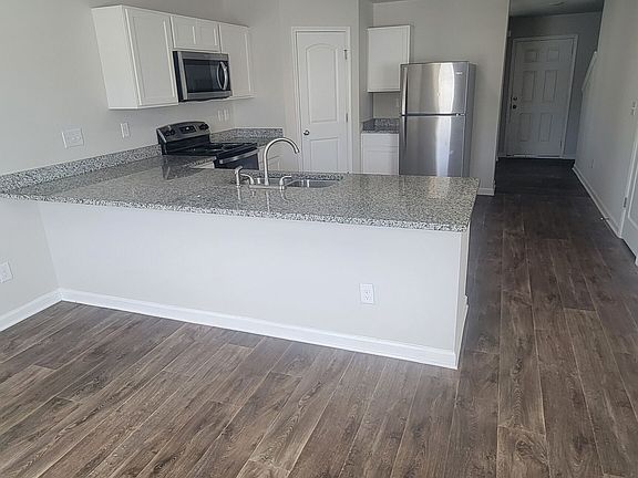 3rd image of 106 Sarah Ln