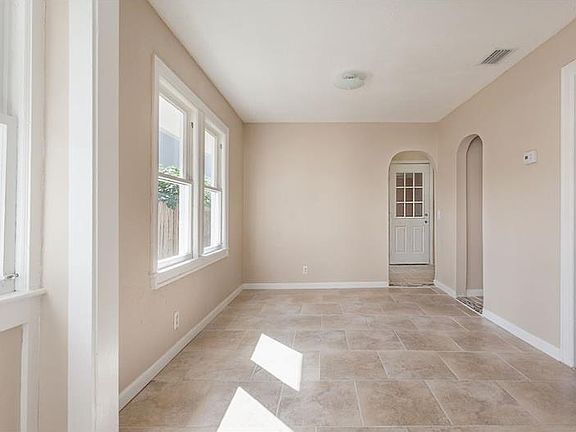 5th image of 102 W Elm St