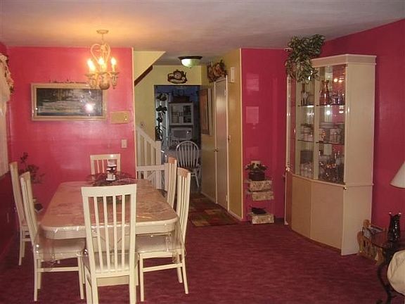 dining room w/ ample seating