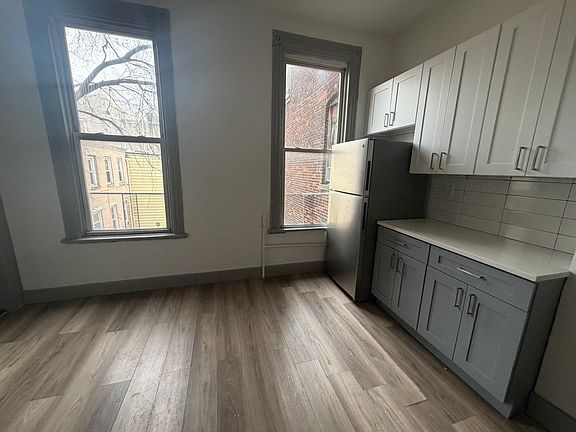 3rd image of 1148 Summit Ave #4F