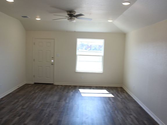 4th image of 404 W Avenue C
