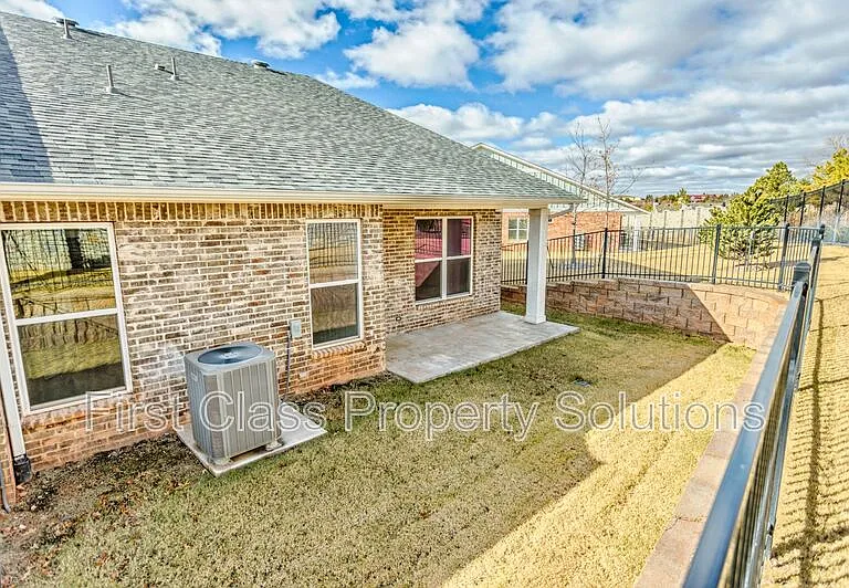 728 Harbor Town Dr — Photo 14