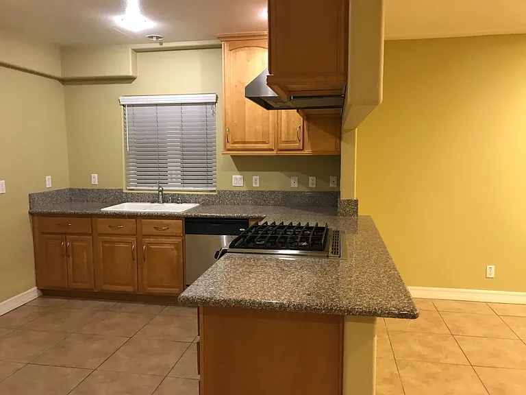 1334 S Grand Ave — Photo 16