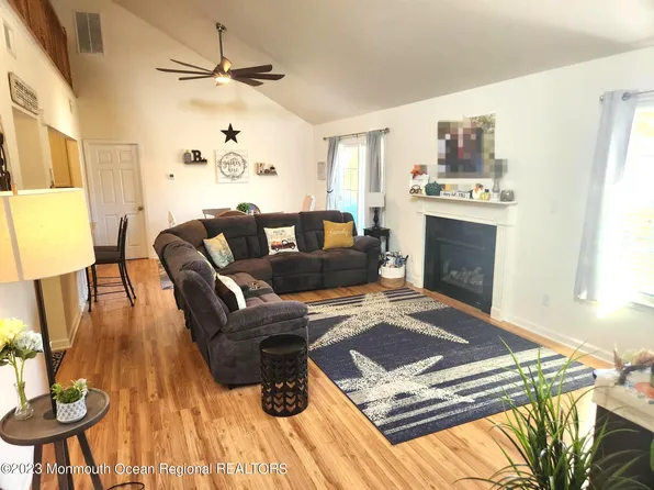 40 Des Moines Court, Tinton Falls, NJ 07712