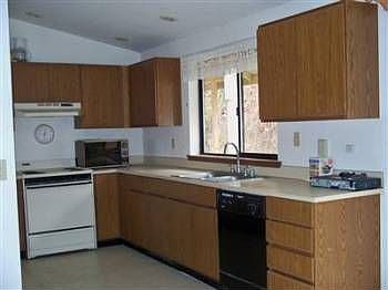 2nd image of 140 NE View Ct
