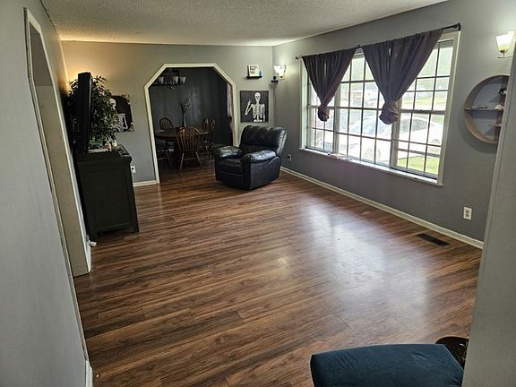 2nd image of 701 E Pridemore Dr