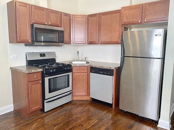 2nd image of 6241 N Clark St #2B