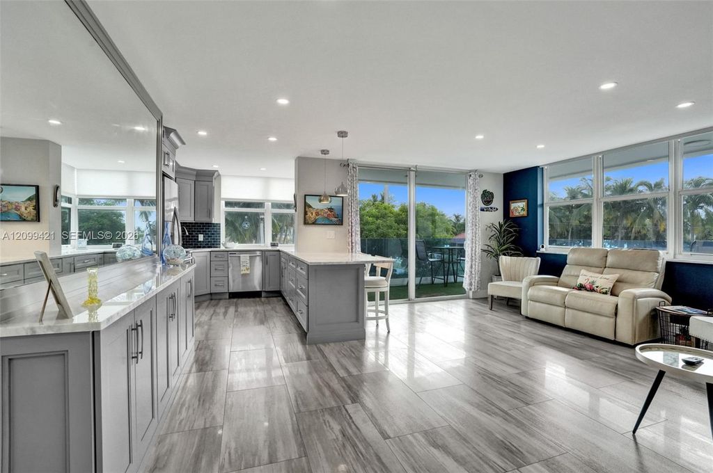 2639 N Riverside Dr APT 203, photo 5