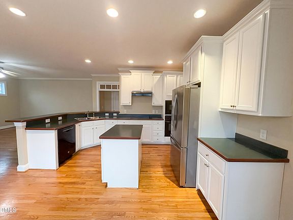 3rd image of 857 Ruth Cir