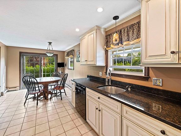 4th image of 161 Barstow Dr