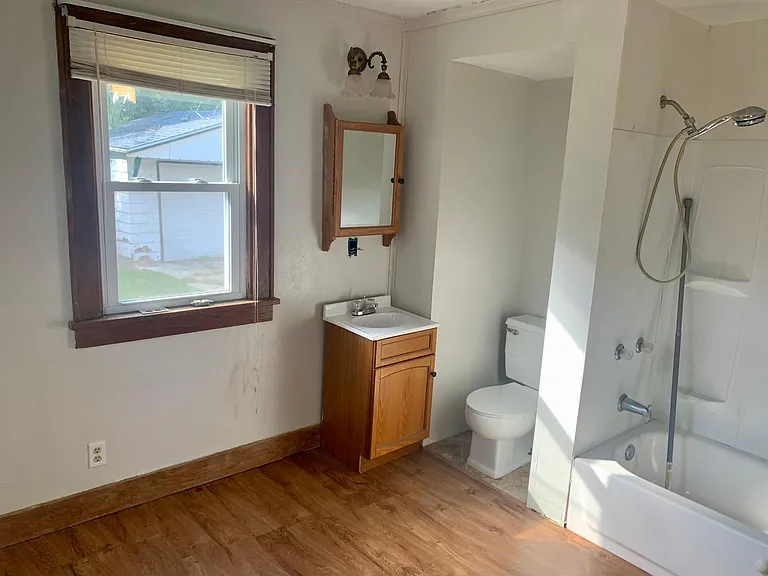 3645 N Leroy Ave — Photo 5