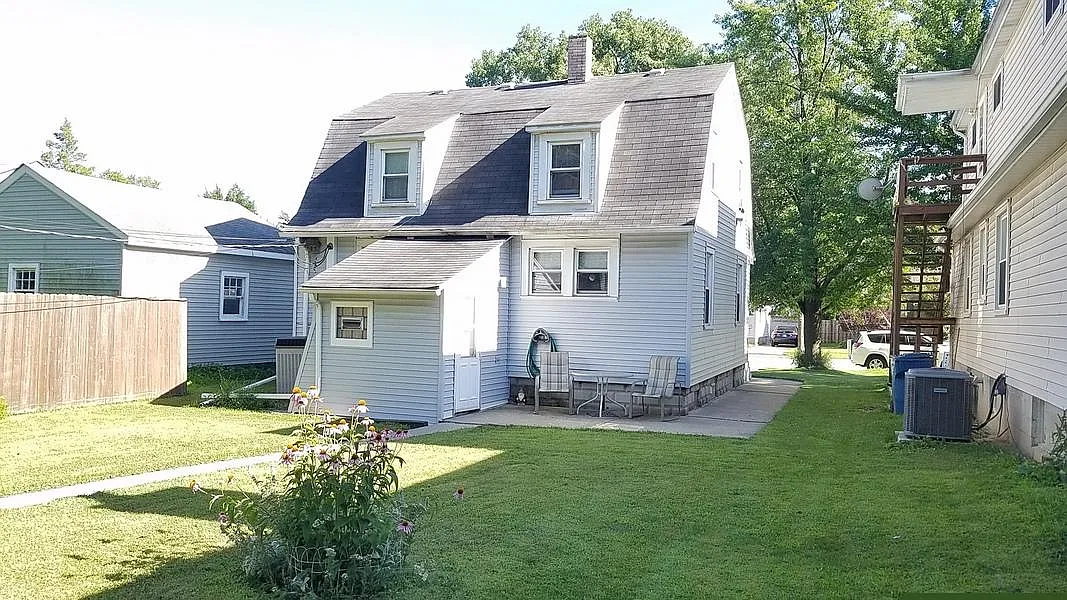 Entry - 2611 Clough Ave #2