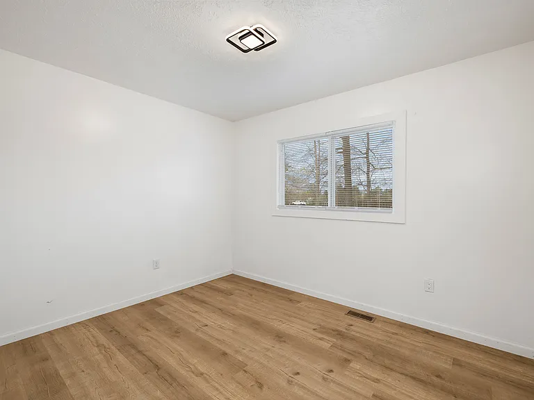 2050 Willowood Dr N — Photo 11