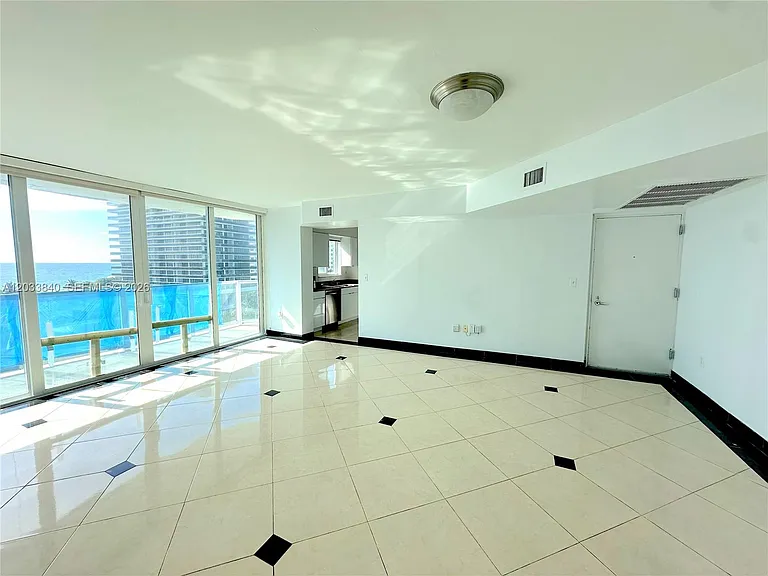 5900 Collins Ave #906 — Photo 2