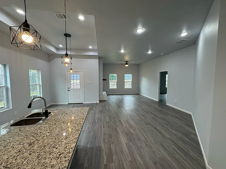 2213 Beverly Dr — Photo 6