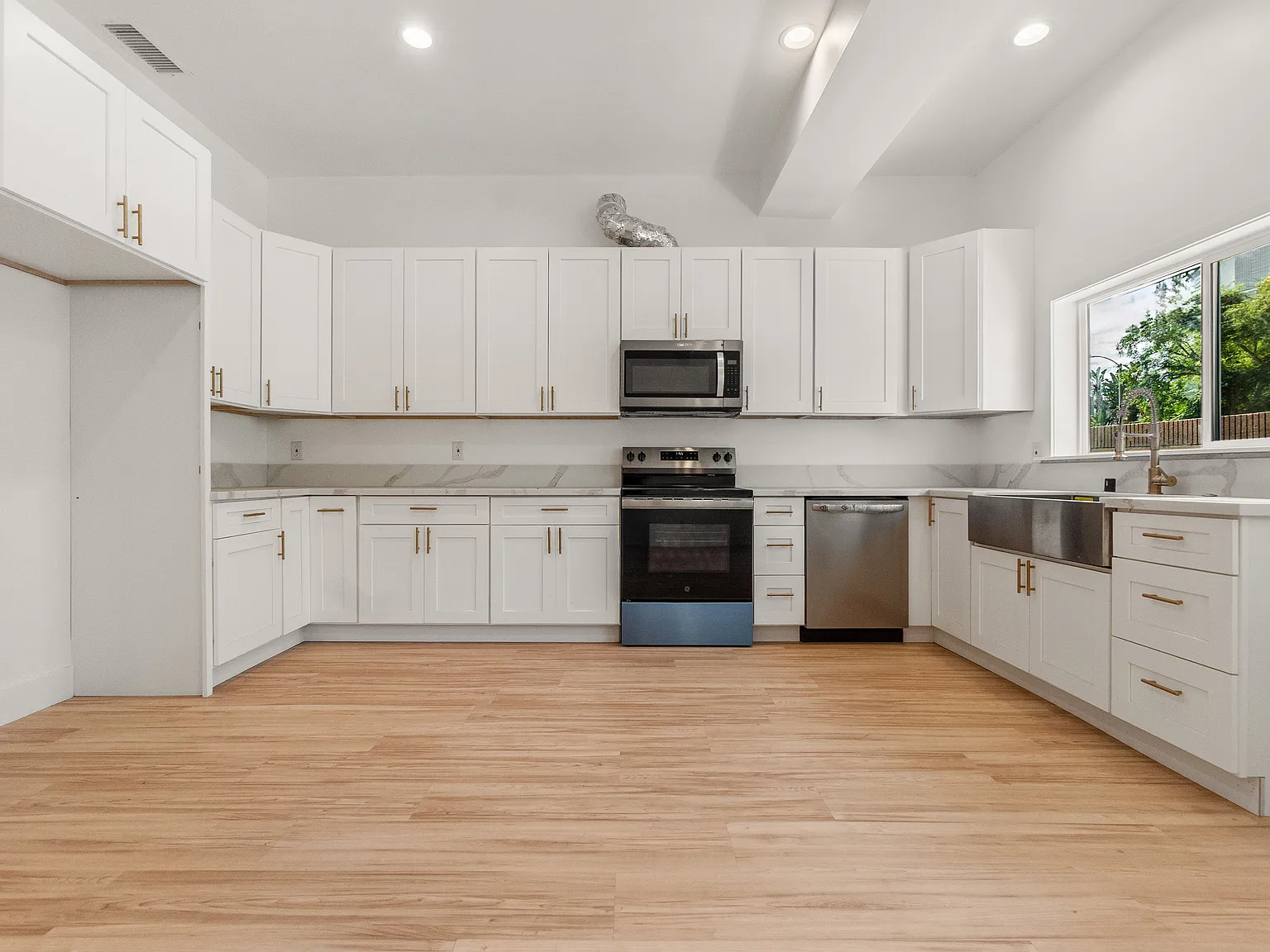 3 bed, 1200 sqft, $3,600 — Photo 3