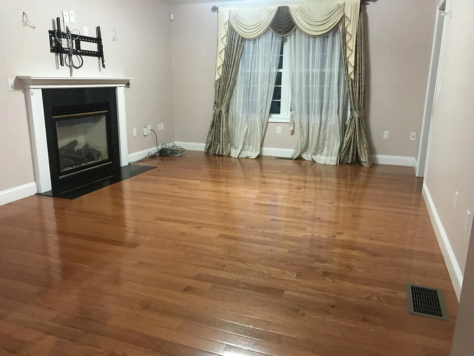 4 bed, 2.5 bath, 2204 sqft, $3,900 — Photo 2