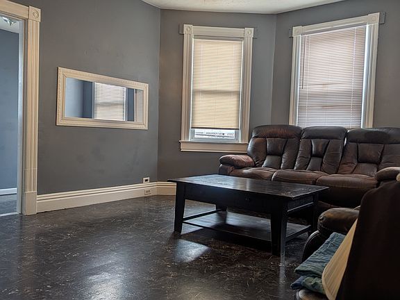 Livingroom... (Furniture included)