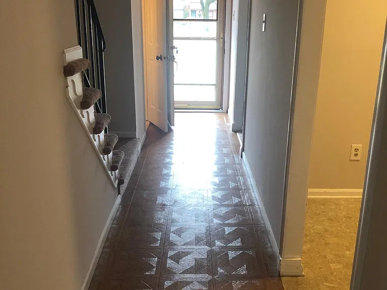131 Caernarvon Ct — Photo 5