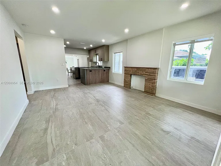 850 NE 127th St — Photo 3