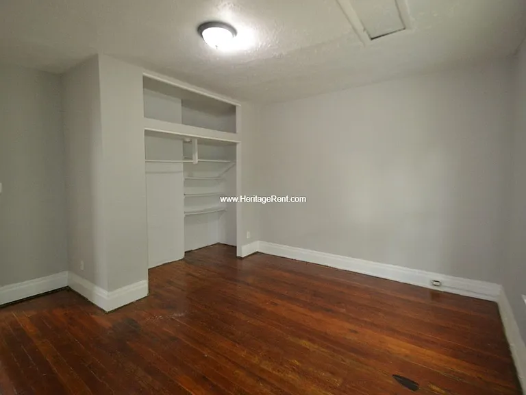 310 E 16th St — Photo 4