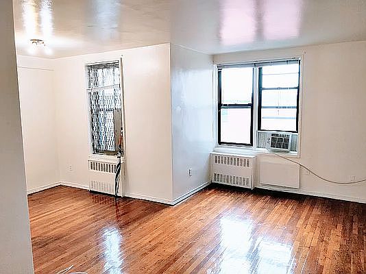 2nd image of 2534 Crescent St APT 4A