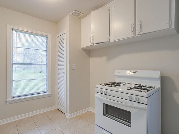 5th image of 4808 Sandage Ave