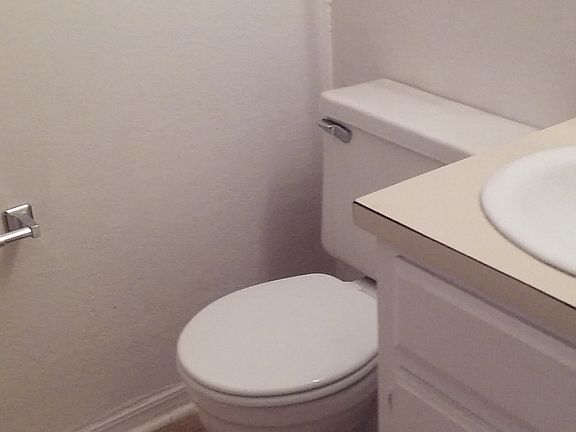 5th image of 2313 Beaumont Dr APT B