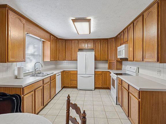 3rd image of 3504 N Royal Oak Dr