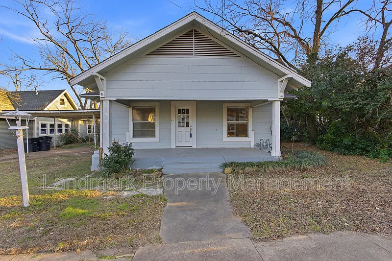405 College St