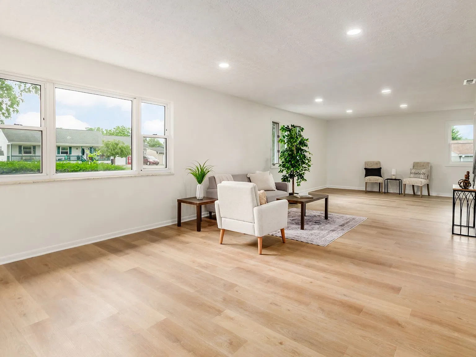 4 bed, 2.5 bath, 2720 sqft, $2,950 — Photo 2