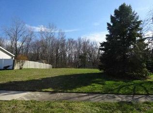 8891 Lakeview Cir, Parma, OH 44129