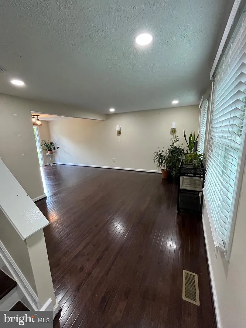 4 bed, 2.5 bath, 1832 sqft, $3,400 — Photo 3