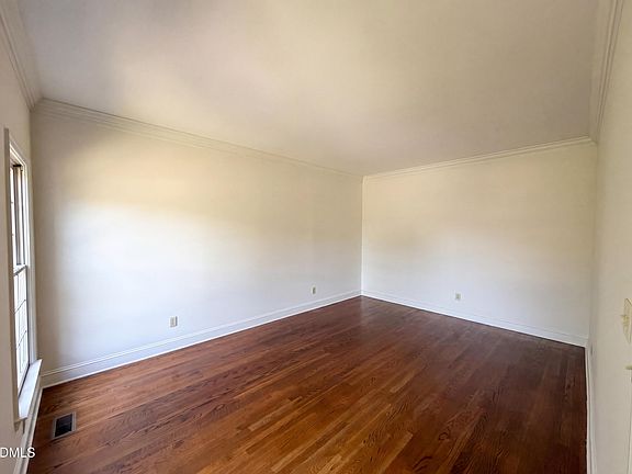 4th image of 345 Courtyard Ln