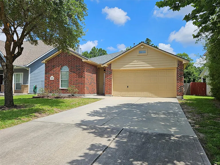1079 Shadow Glenn Dr — Photo 1