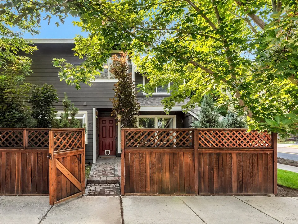 111 NW Hawthorne Ave #2
