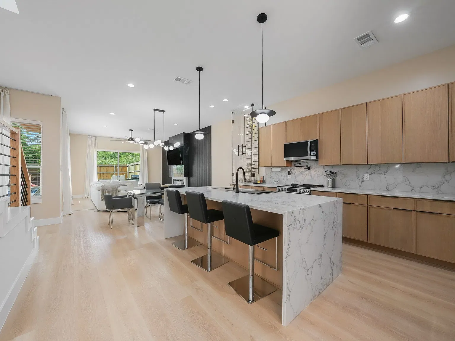3 bed, 2.5 bath, 2134 sqft, $4,150 — Photo 4