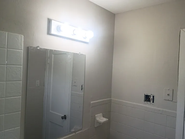 327 Viking St — Photo 2