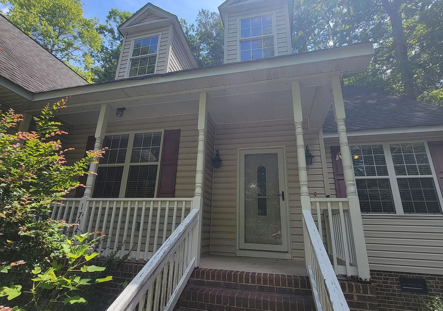 Backing directly to the golf course in the gated community of Carolina Trace, this spacious 3-bed... — Photo 2