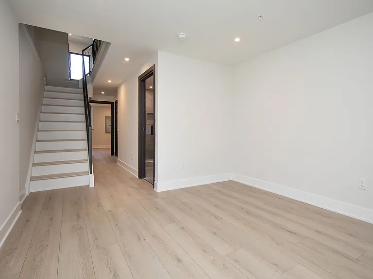 2541 Turner St — Photo 35