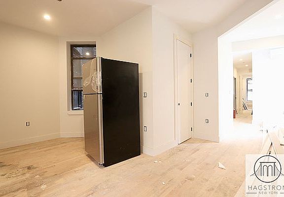 4th image of 1050 Bergen St #1L
