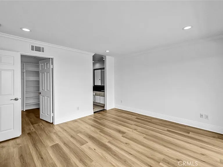 305 Columbia St — Photo 22